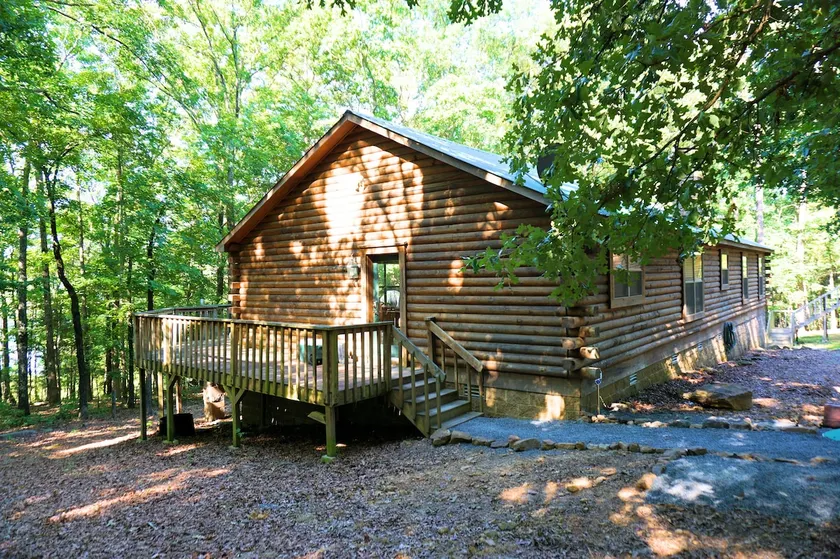 Spacious Lakefront Log Home Retreat - Image 1