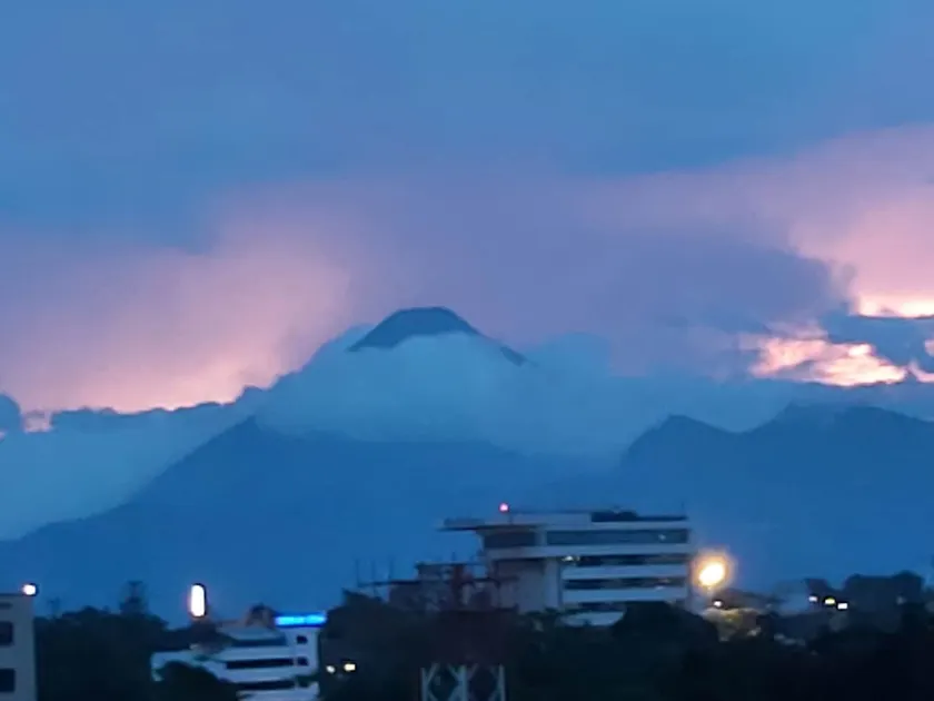 Volcano Views Central A.C. near airport - Image 1