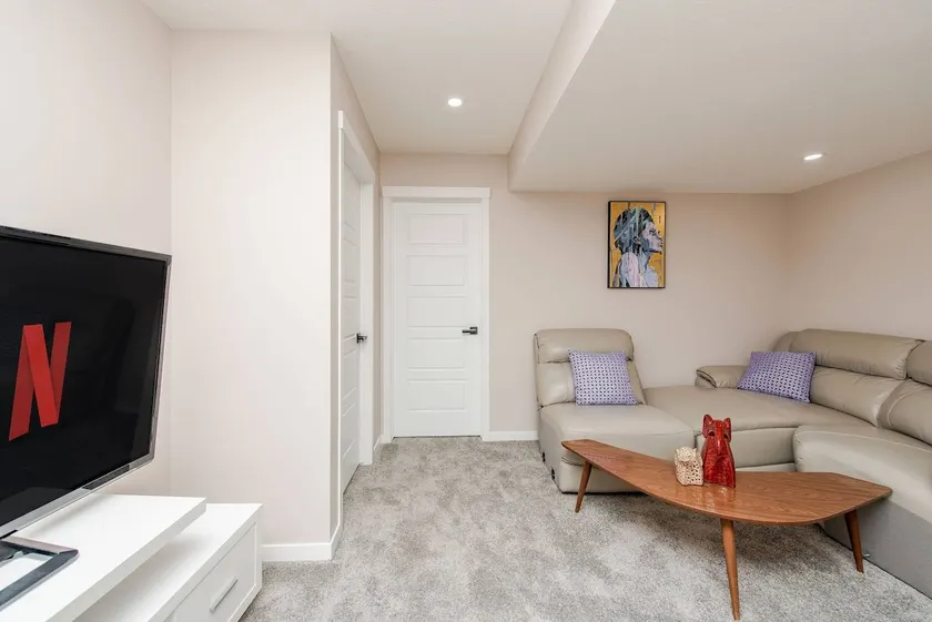 Newly built Adorable&Cozy 2bedroom secondary Suite - Image 1