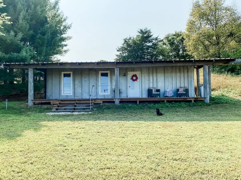 Container Home GREAT Countryside Views COZY Stay - Image 1