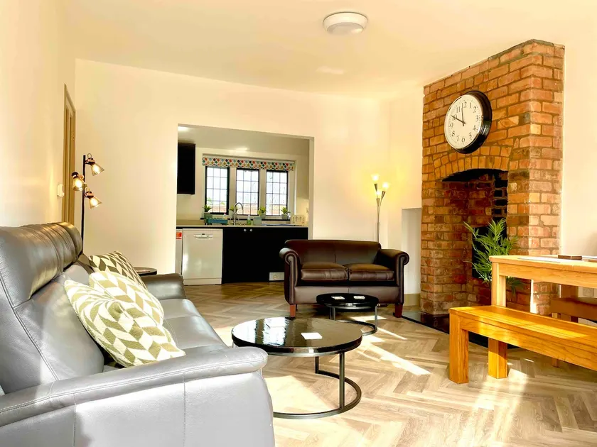 Worcester city 3 bed bungalow with parking - Image 1