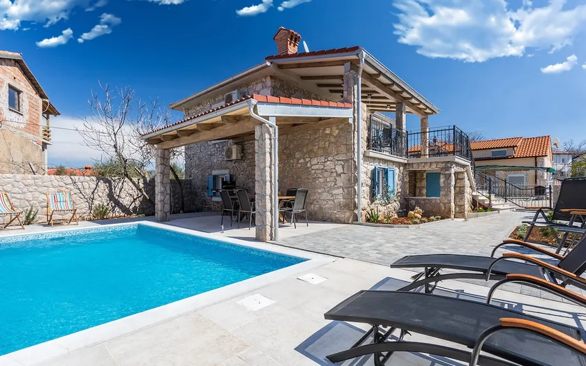 Old Stone House Apartment With A Heated Pool - Image 1
