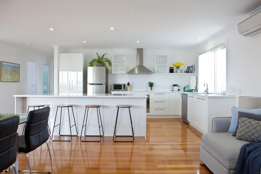 ONE BEDROOM UNIT - Hawley Beachside Accommodation - Image 1