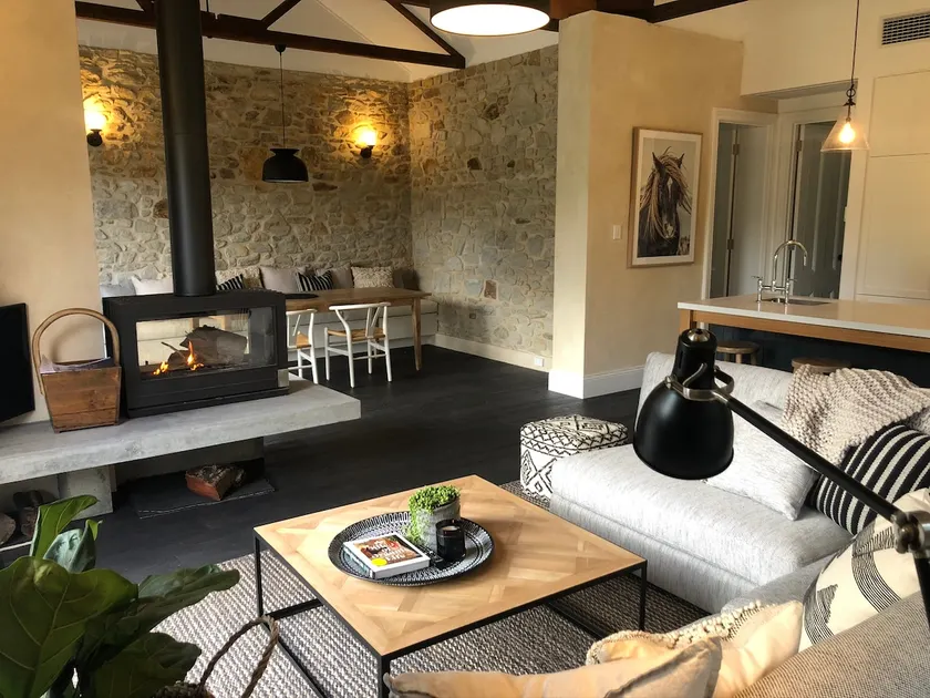 Belle’s Cottage- Luxurious, Stirling escape with cosy fire, deck, tennis court - Image 1