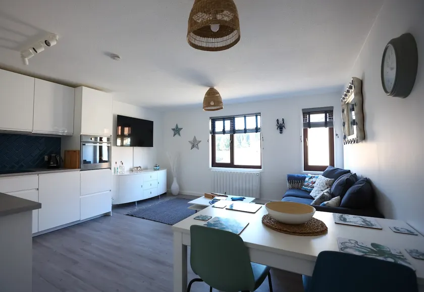 Modern 2BD Apartment close to the sea with parking - Image 1