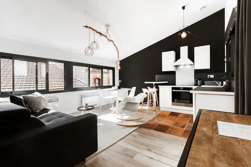 Cozy 2-room apartment, quiet city center + patio - Image 1