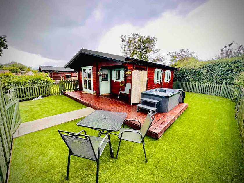 Leveret’s Rest Log Cabin & Private Hot Tub - Image 1