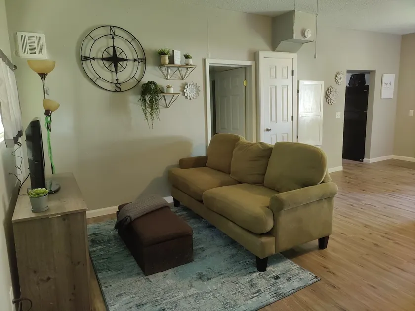 Cheerful one bedroom house with parking in back. - Image 1