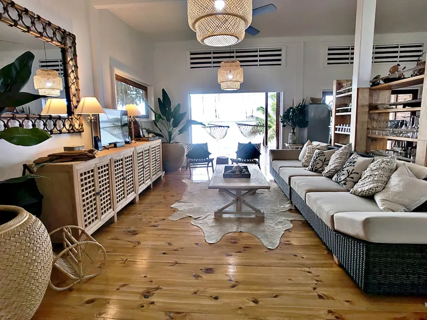 SAILS BEACH HOUSE, Huge Designer Home 6 King Beds - Image 1