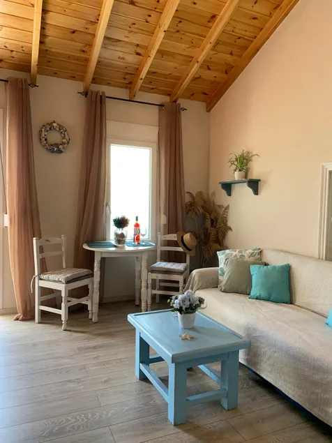 Seaside balcony apartment - Image 1