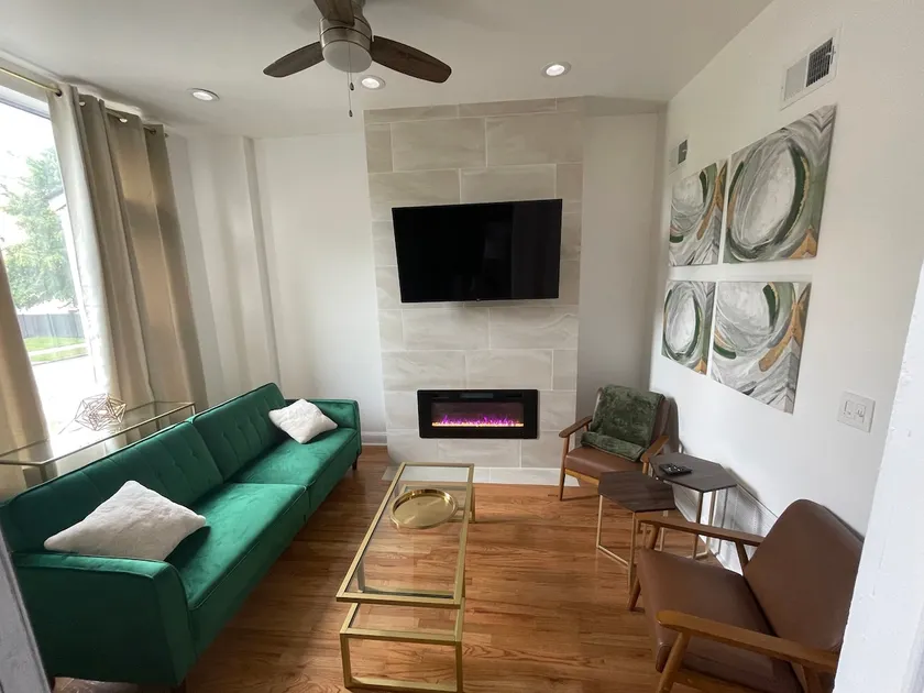 Modern 2 Bedroom Apt in heart of Bronzeville - Image 1