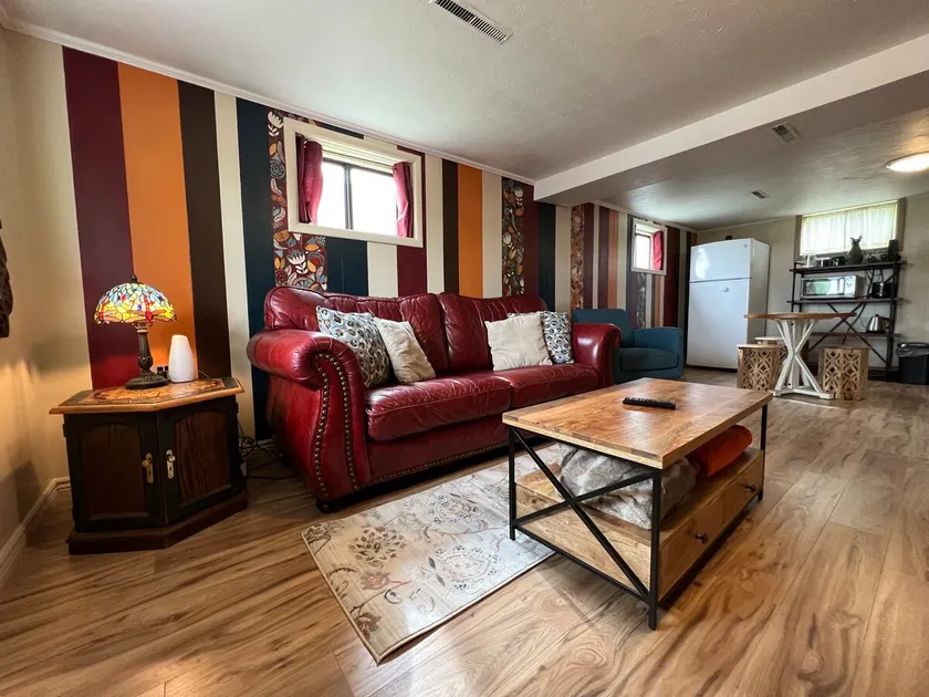 Alluring One Bedroom Apartment in Perfect Location - Image 1