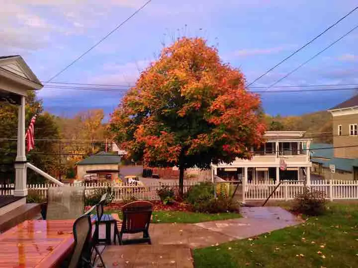 #1 Main Street Hideaway. Walk to bars /rest/shop - Image 1