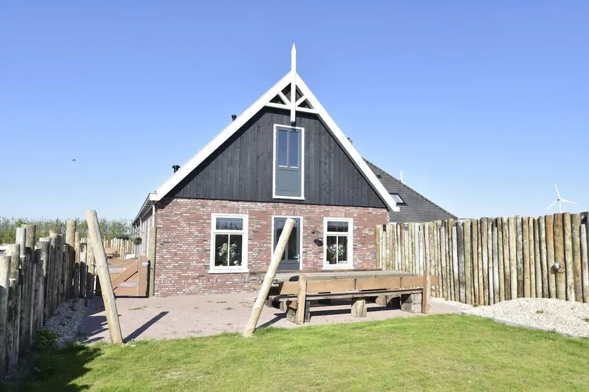 Family home in rural location, close to the coast of Noord-Holland province - Image 1