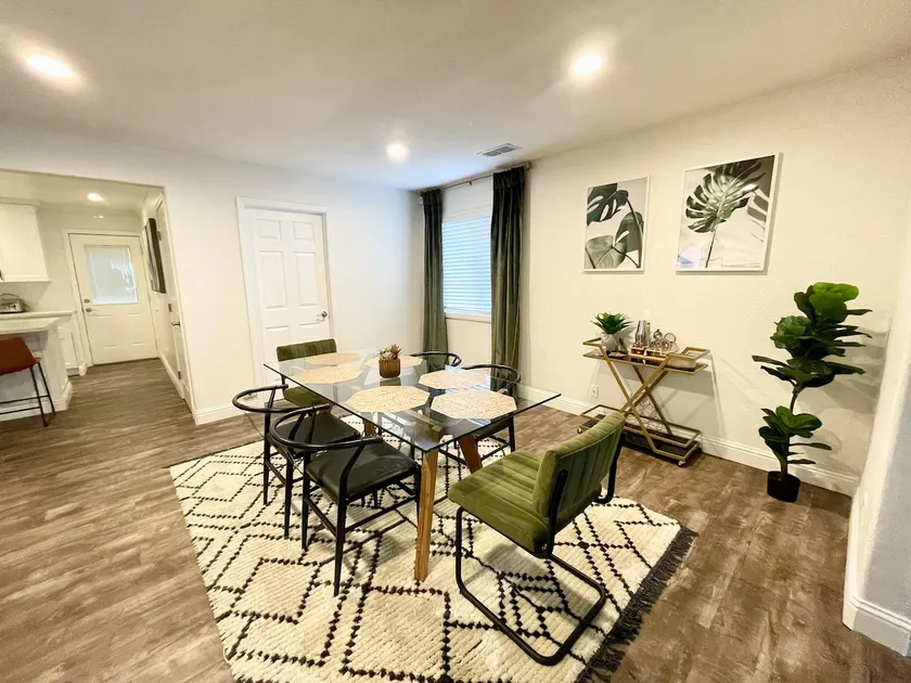 Vin de Livermore -Stylish House - DTWN Close - Image 1