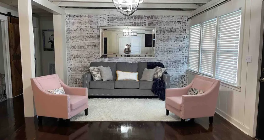 Cozy 2BR Cottage! Stay Near Restaurants & Golf - Image 1