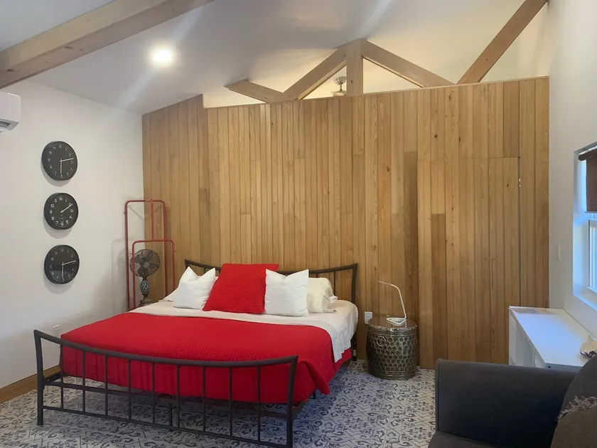 Modern Spacious studio minutes from beach/downtown - Image 1