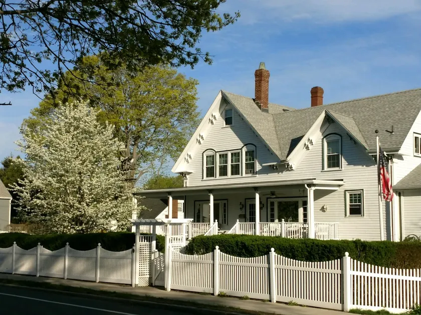 Victorian Near Beaches, 2nd Floor of 2 Family Home - Image 1