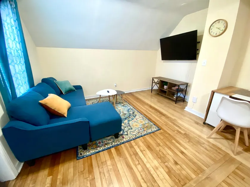 Lovely 1BR APT, close to colleges - Image 1