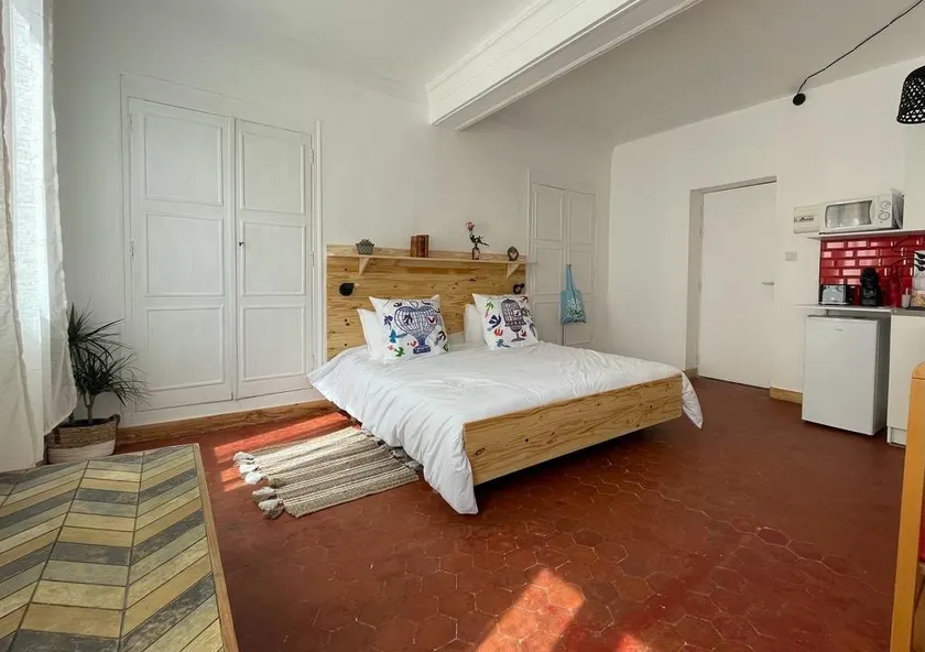 Large bright studio in the center of Grasse - Image 1