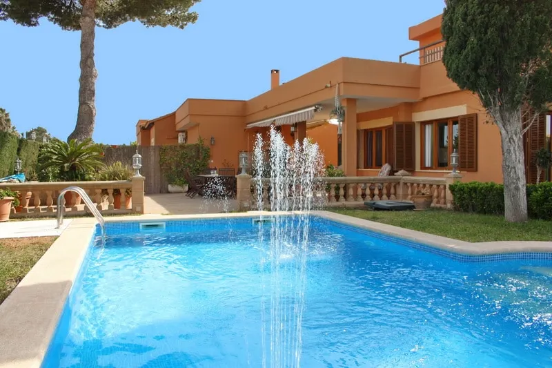 Spacious house with pool, terraces near the beach - Image 1