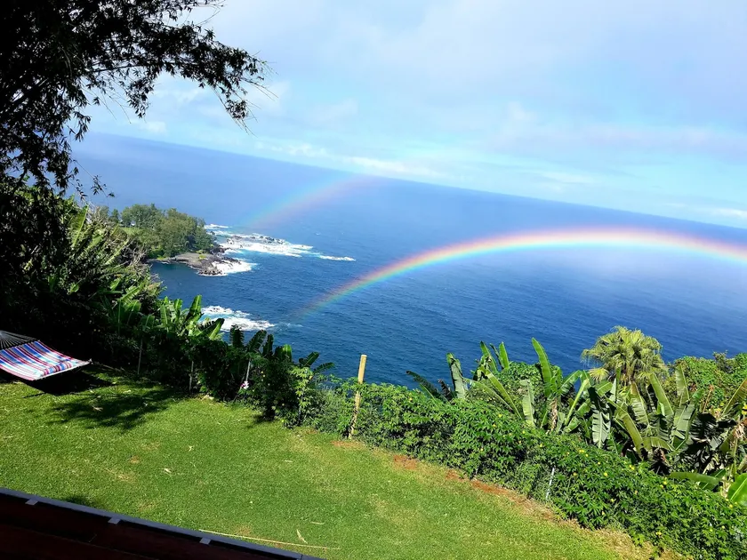 2 soveværelser / 2 bad Oceanfront Cliff House On Hamakua Coast - Image 1