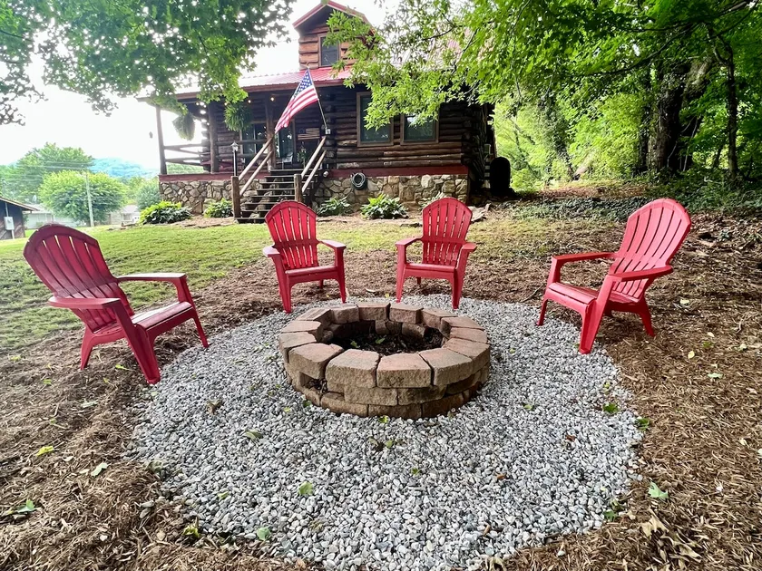 Cabin on Main- Cozy Downtown Burnsville! - Image 1