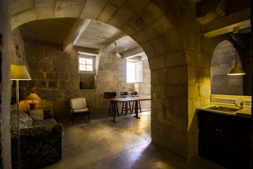 Historic beachfront stone house - Image 1