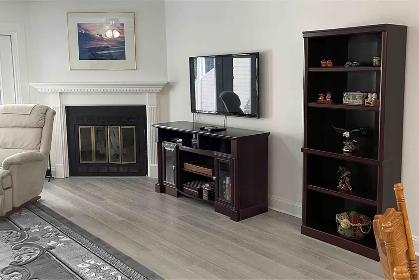 Cheerful 2 bedroom townhome with indoor fire place - Image 1