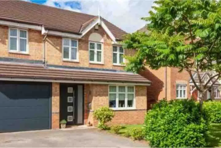 Spacious 3-bed Home - Parking & WiFi - Image 1