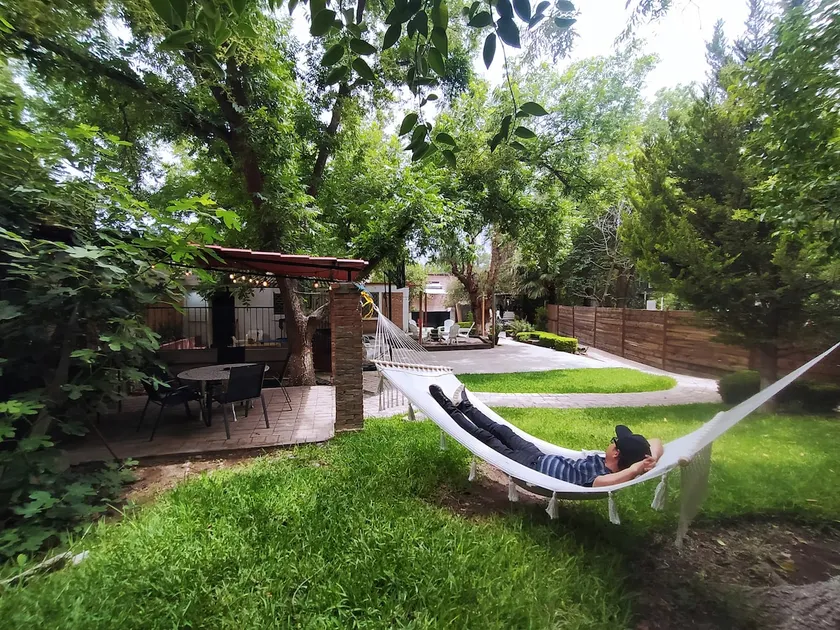 Country house with a beautiful garden - Image 1