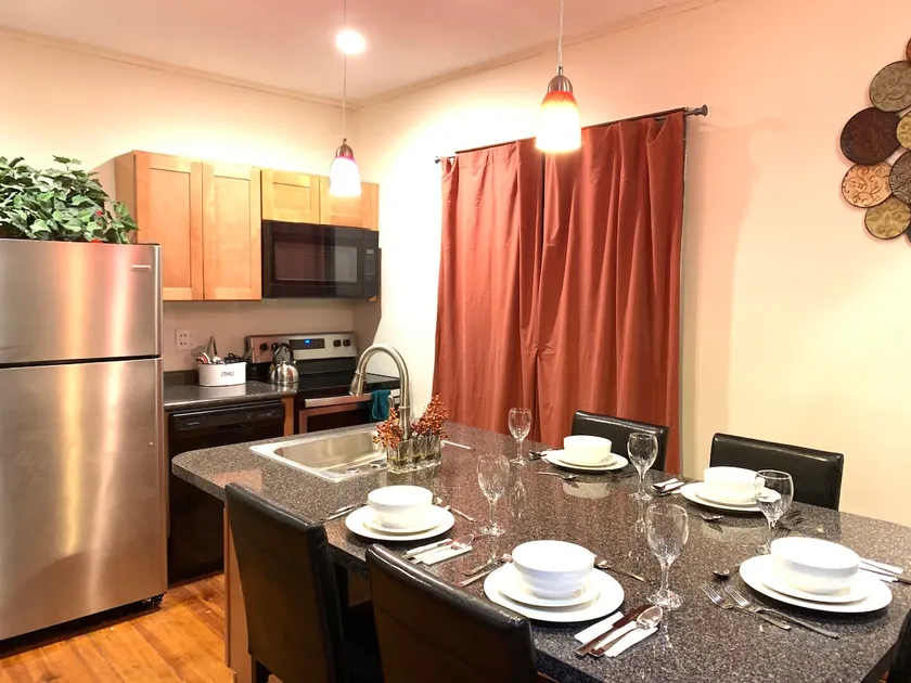 Cozy 4 Bedroom Home Accommodates 10 in Niagara USA - Image 1