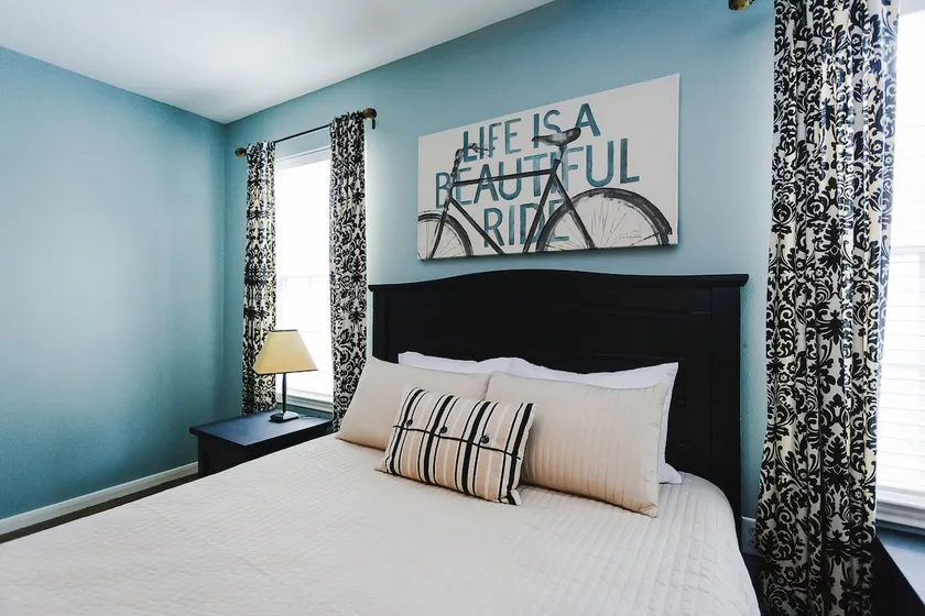 ★★★★★  Midtown/Montrose, Private Patio With Hot Tub, Walk to Bars & Restaurants - Image 1