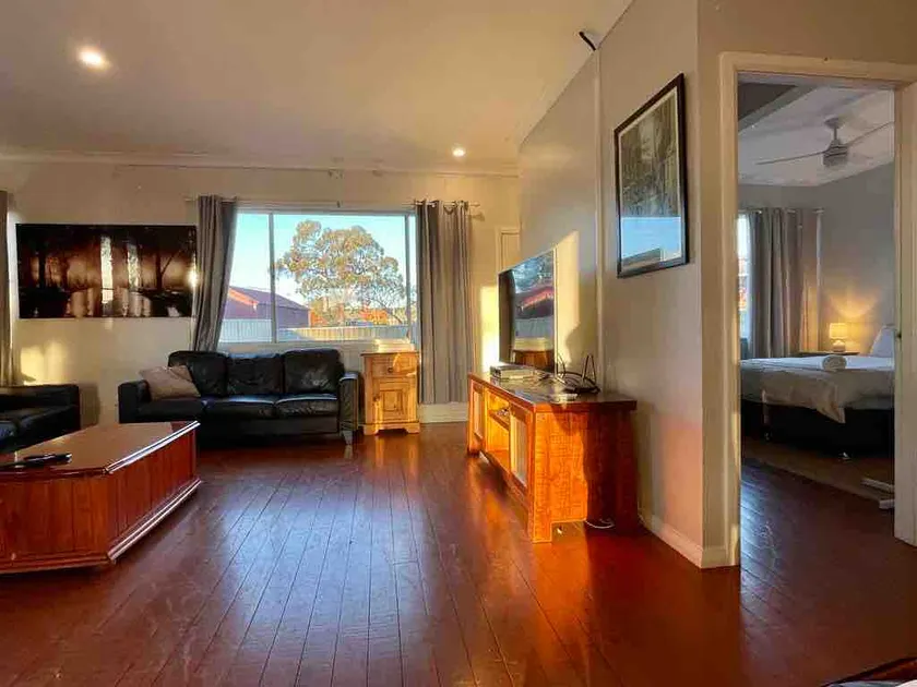 Super Spacious 2Br unit, Large Dining Muswellbrook - Image 1
