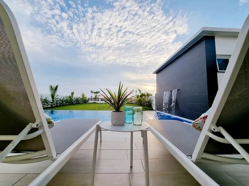 Villetta Beachfront with pool in Batangas - Image 1