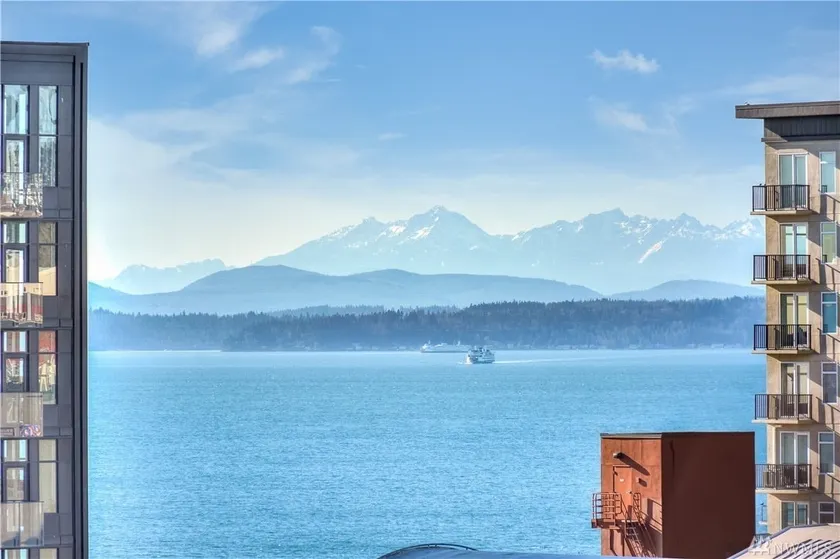 Cozy Belltown Condo with amazing Elliott Bay Views - Image 1