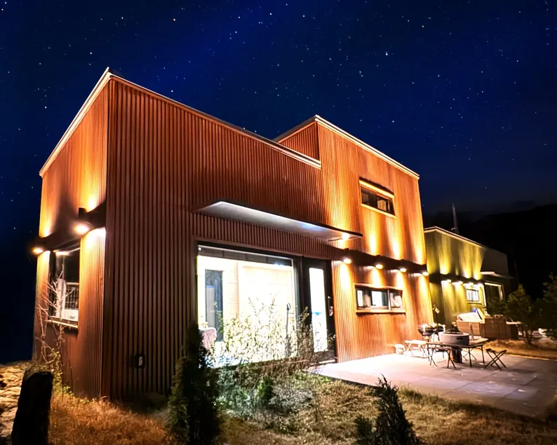 Andamiro Brown/Netflix, completed with the sensational architectural design of a young architect from New York, a single-family house - Image 1