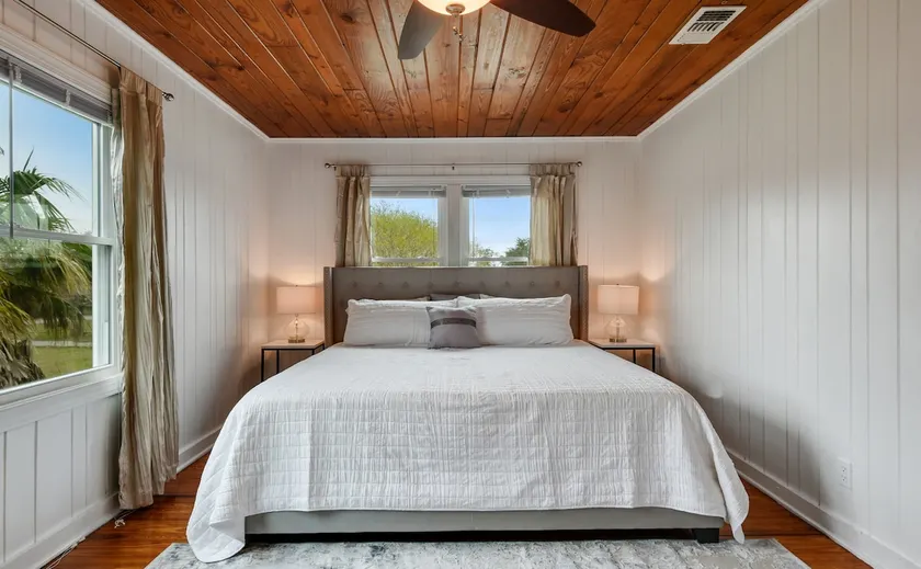 Cozy cottage by the Sea -near downtown with patio! - Image 1
