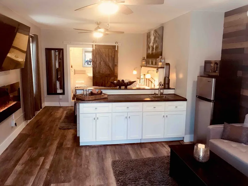 Cozy Suite in a Historic Building Near Ski Resorts - Image 1