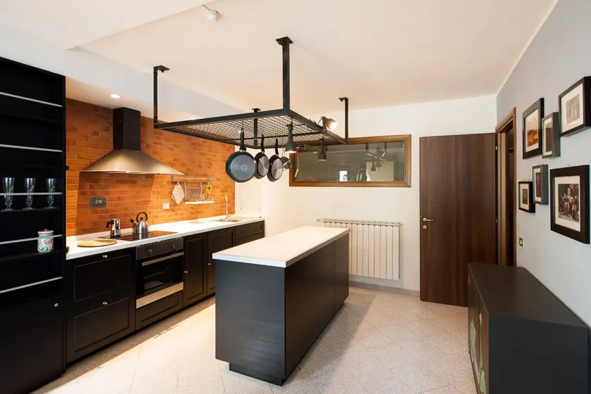 Dlb House - Image 1