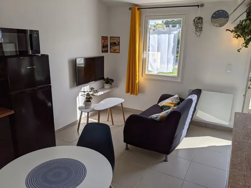 Fully equipped independent studio in a quiet area - Image 1
