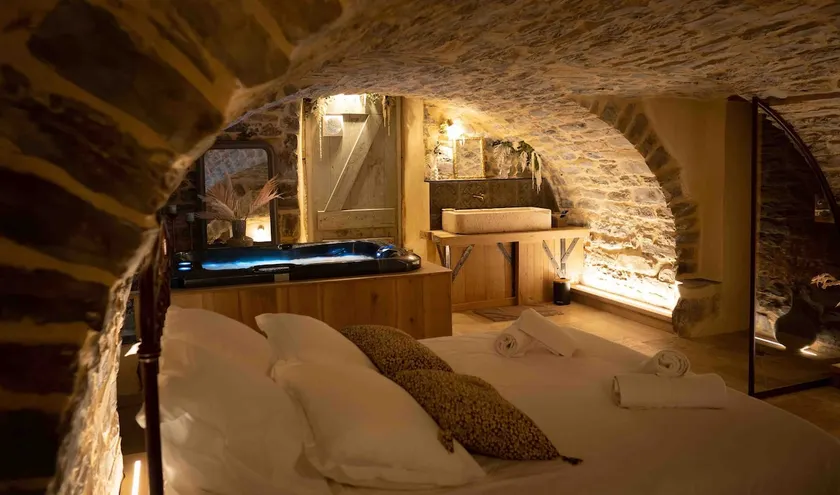 Unusual accommodation with private Jacuzzi Millau - Image 1