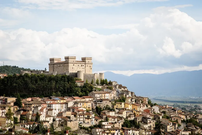Loft-Breathtaking view of Celano surrounded by greenery - Image 1
