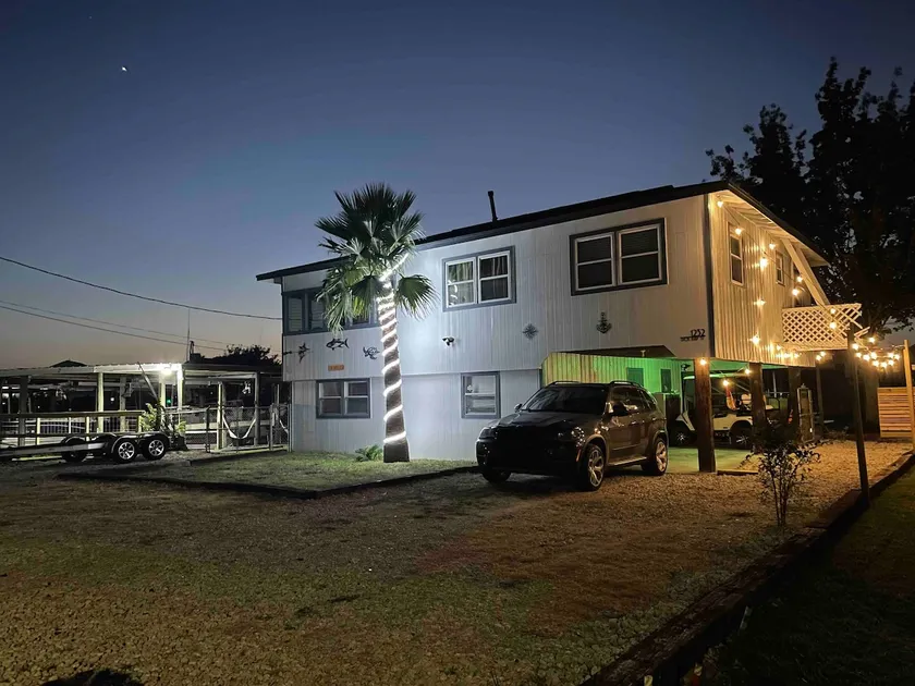 The HOEK Hotel w/ Private Boat Slip & Pirate Bar - Image 1