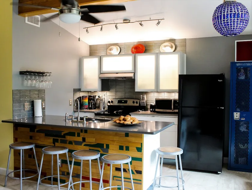 MODERN SUPER TRENDY Central Austin 10 min Downtown - Image 1