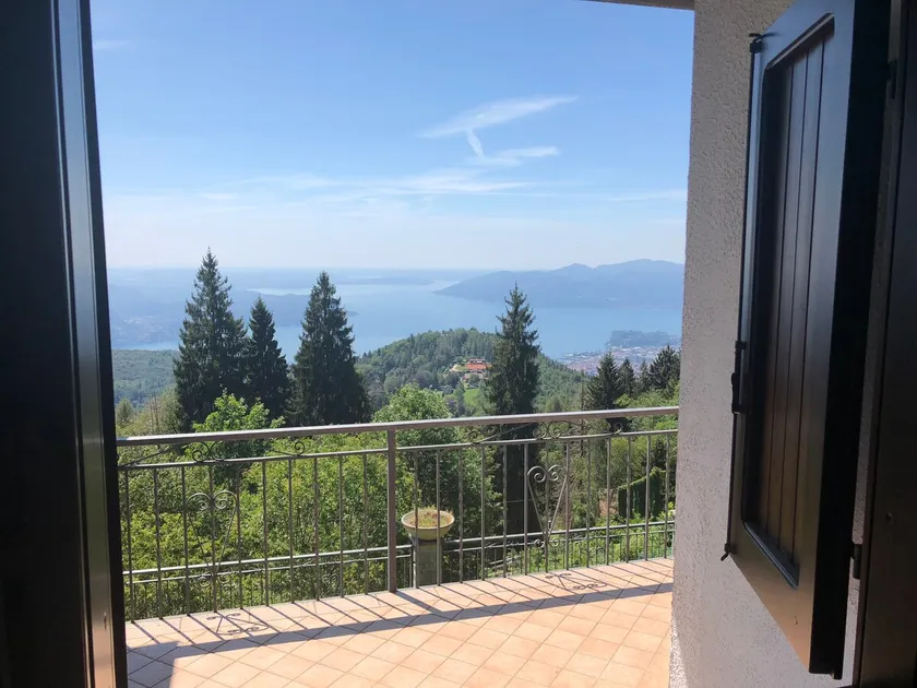 villa for rent with lake view and garden - Image 1