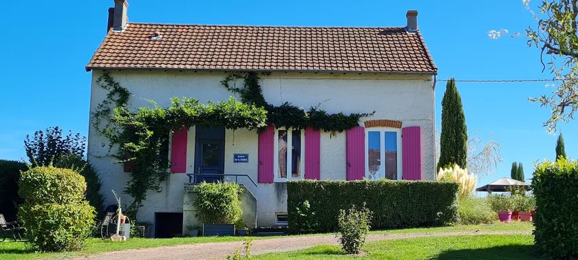 Quiet house with land - Image 1