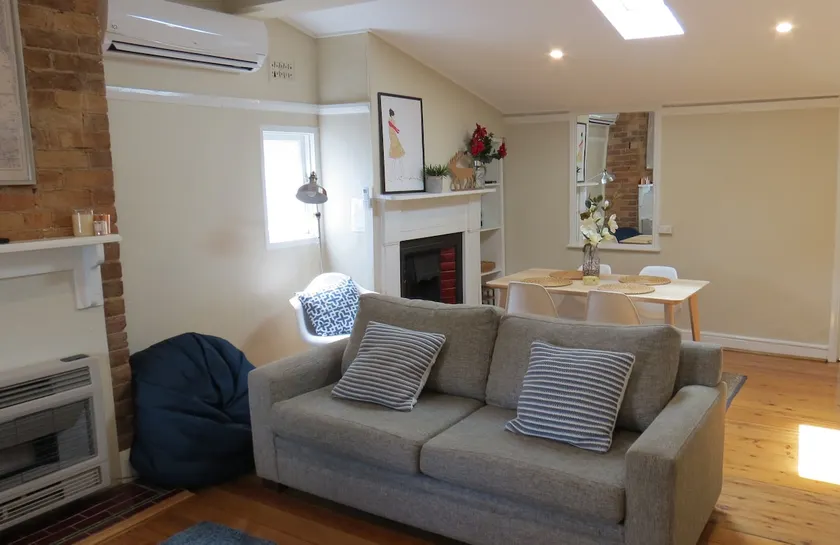 Stylish country cottage in central Orange - Image 1