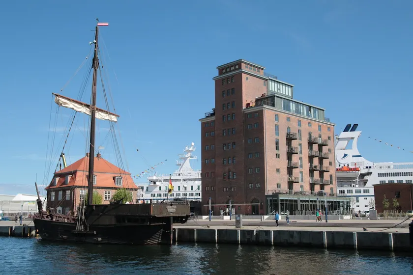 Sea view, balcony, private sauna in historic warehouse - Image 1