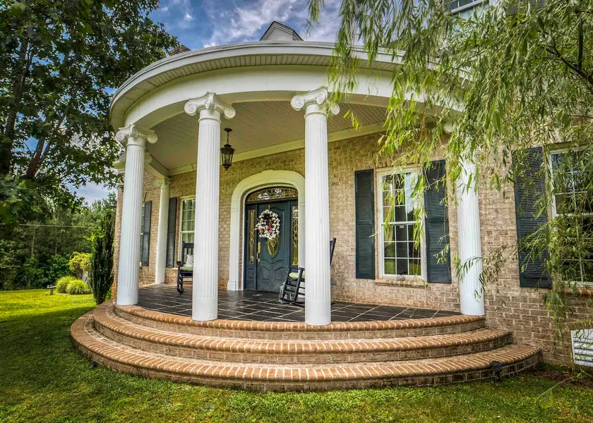 Luxurious southern mansion outside of Farmville VA - Image 1